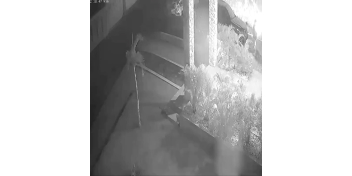 Tangkapan layar pelaku pembakaran melempar molotov ke arah villa di Kuta Selatan.
