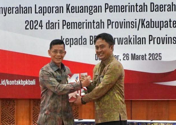 Bupati Klungkung, I Made Satria menyerahkan Laporan Keuangan Pemerintah Daerah (LKPD) Unaudited (laporan yang belum diaudit) Tahun Anggaran 2024 di Kantor BPK RI Perwakilan Bali, Renon, Rabu (26/3).