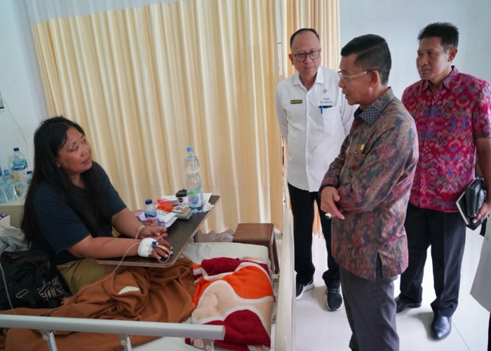 JENGUK : Bupati Klungkung I Made Satria menjenguk korban pembegalan, Yuni Handayani, 46, di Rumah Sakit Umum Daerah (RSUD) Klungkung, Rabu (26/3/2025).