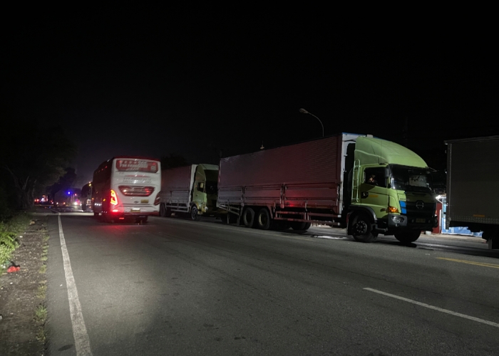 IKUT MUDIK :  Truk sumbu tiga masih terlihat beroperasi saat arus mudik di Bali, sebabkan kemacetan menuju Pelabuhan Gilimanuk, Rabu (26/3/2025).
