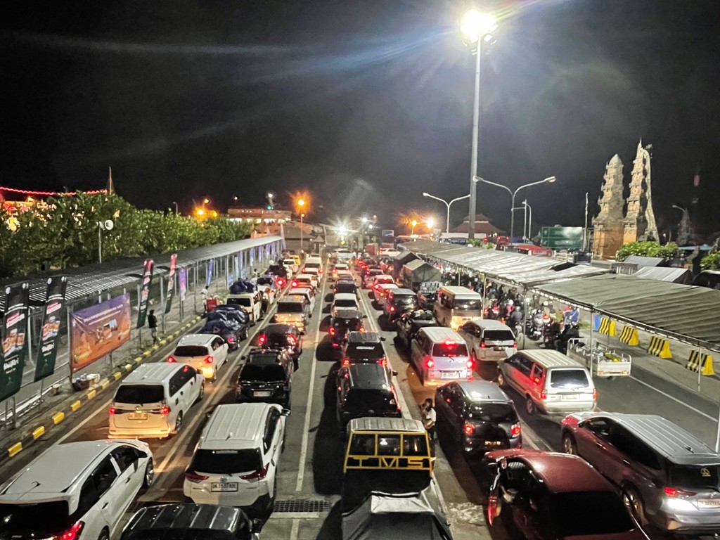Antrean kendaraan pemudik di Pelabuhan Gilimanuk, Bali, Rabu (26/3/2025). (I Gde Riantory Warmadewa/Bali Express)