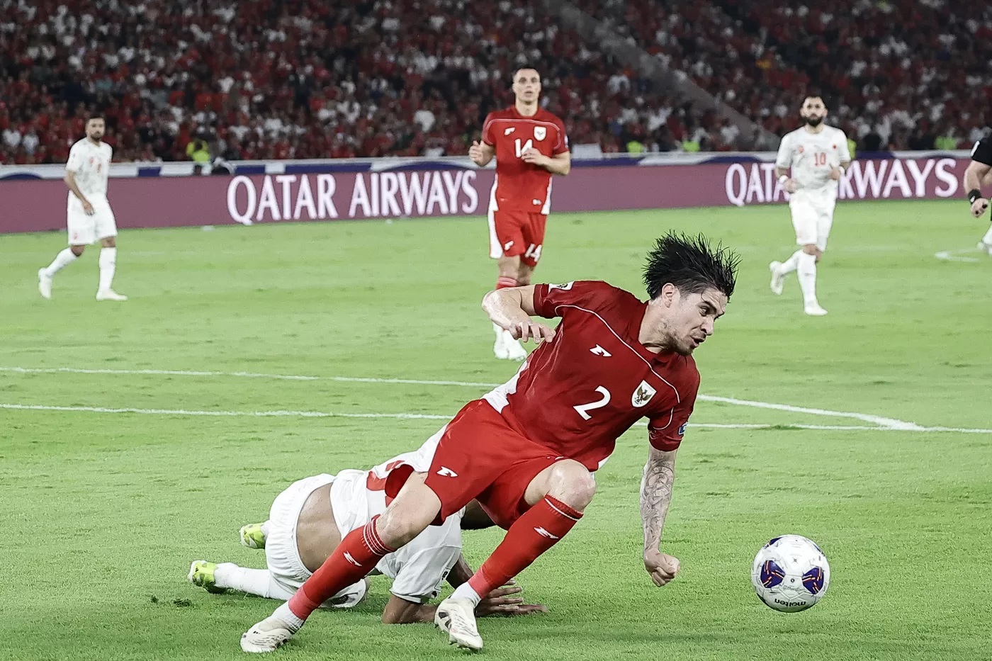 Pesepak Bola Timnas Indonesia Kevin Diks berebut bola dengan pemain Bahrain Sayed Baqer dalam pertandingan Grup C putaran ketiga Kualifikasi Piala Dunia 2026 zona Asia di SUGBK.
