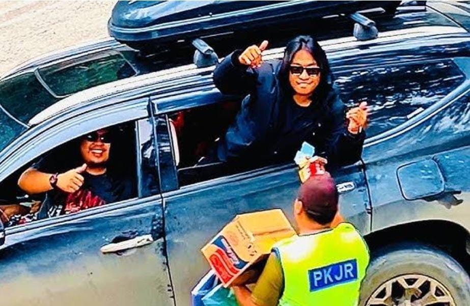 KOMIKA: Komika Praz Teguh memberi saweran ke PKJR saat melewati jalur Sitinjau Lauik, salah satu jalur ekstrem di Sumatera Barat ketika pulang kampung.