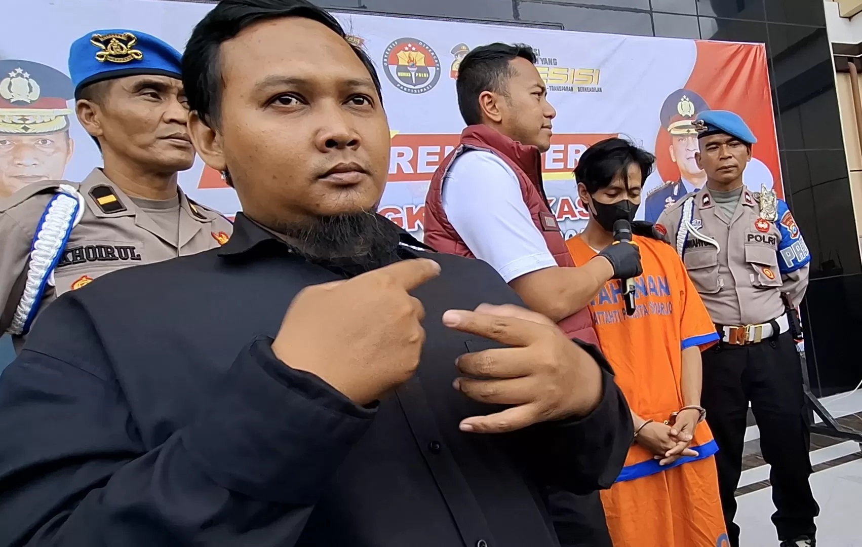 DITANGKAP : Kasatreskrim Polresta Sidoarjo AKP Fahmi Amarullah saat bertanya ke tersangka rudapaksa A Baihaqi. (GUNTUR IRIANTO/RADAR SIDOARJO)