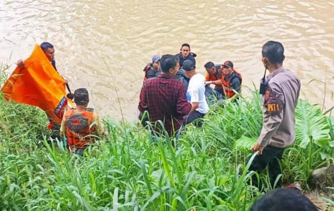 Proses evakuasi mayat di pinggir Kali Anyar, di Kampung Kedung Tungkul, Kelurahan Mojosongo, Kecamatan Jebres, Rabu (26/3/2025). (ANTONIUS CHRISTIAN/RADAR SOLO)