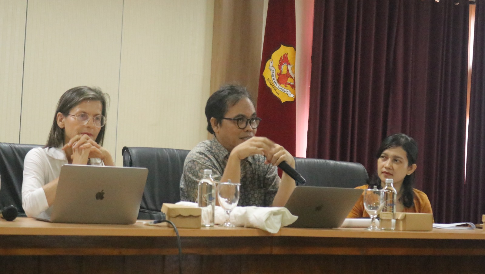 Filolog Sugi Lanus (tengah) dan Prof. Annette (kiri) saat memberikan kuliah umum yang diselenggarakan Pasca S3 IAK STAHN Mpu Kuturan Singaraja