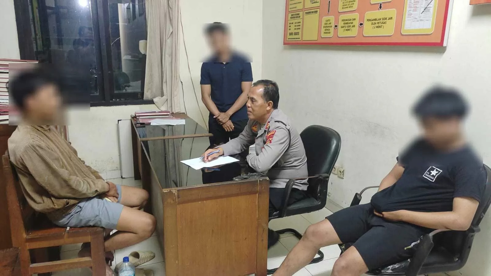 DAMAI : Suasana dua pelajar IGAPW dan IKDA usai perkelahian didamaikan di Mapolsek Selemadeg Timur, Tabanan.