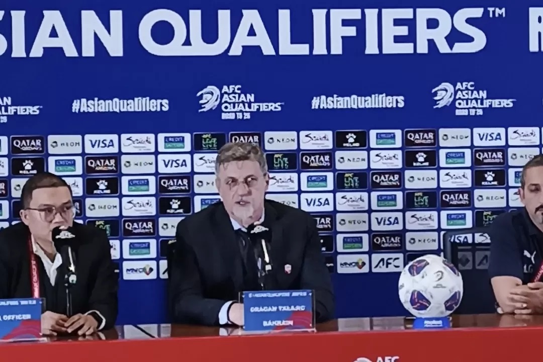 Pelatih Bahrain, Dragan Talajic kecewa dengan tingkah laku suporter Indonesia yang tak menghormati lagu kebangsaan Bahrain. (Dimas Ramadhan/JawaPos.com)