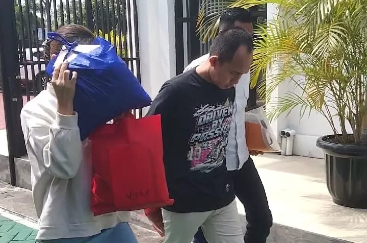 DILIMPAHKAN: Dua dari kiri tersangka Ichlas Budhi Pratama dan Viska Dhea Ramadhani saat menjalani pemeriksaan di Kejari Gresik. (Yudhi Radar Gresik)