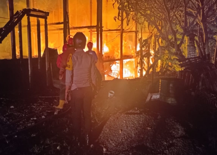 HANGUS : Kebakaran hebat melanda sebuah kandang ayam di Dusun Kaler, Desa Tusan, Kecamatan Banjarangkan, Klungkung, pada Kamis (27/3/2025) dini hari.