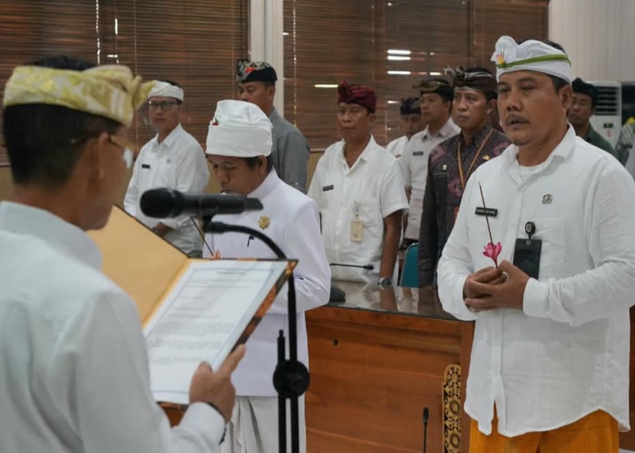 DILANTIK : Bupati Klungkung I Made Satria melantik I Komang Gede Agus Usana sebagai Sekretaris DPRD Kabupaten Klungkung. Pelantikan berlangsung di Ruang Rapat Praja Mandala, Kantor Bupati Klungkung.