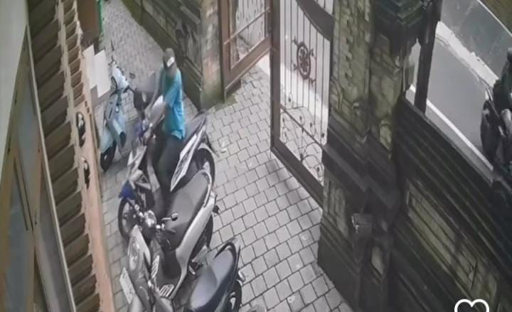 Pelaku pencurian sepeda motor terekam kamera cctv