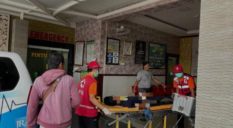 Pria Tak Sadarkan Diri di Atap Bangunan di Denpasar Dievakuasi BPBD Kota DENPASAR