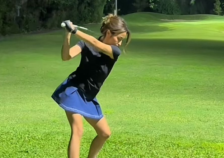 Jennifer Coppen Dituding Jiplak Fuji Bermain Golf