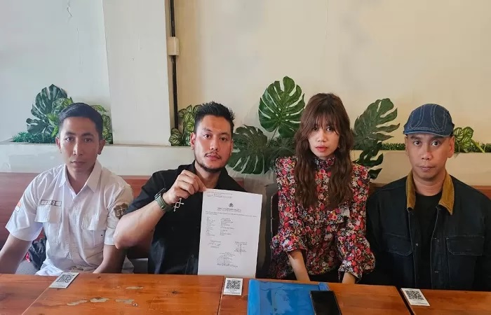 Sambil menangis, pelatih Taekwondo Bali, Harningrum Chens, 35, beri keterangan di Denpasar, Rabu (27/3) kemarin. Ia malu karena video hubungan suami-istri bersama mantan suaminya disebarkan.