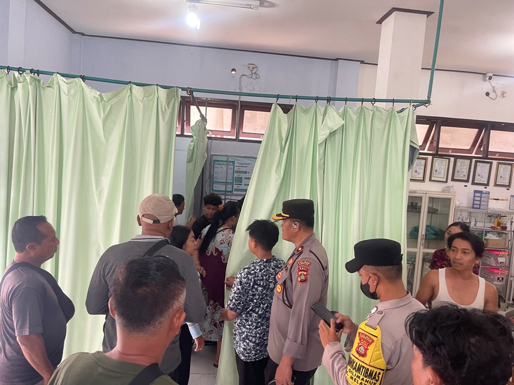 Warga memadati Puskesmas II Gilimanuk, usai mendengar Suprianto jadi korban sambaran petir, Kamis (27/3/2025). (I Gde Riantory Warmadewa/Bali Express)