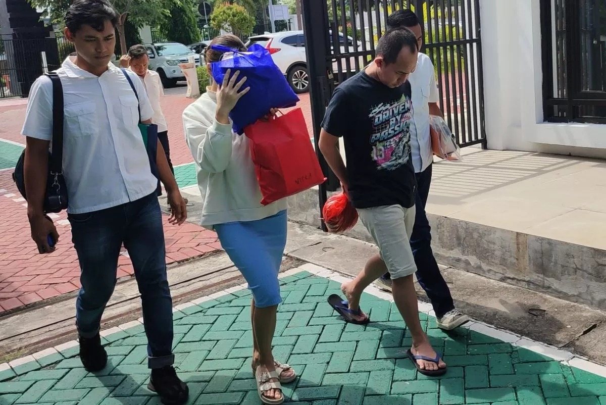 KONTEN PRONOGRAFI: Dua pelaku kasus pembuatan konten pornografi diserahkan ke Kejari Gresik.
