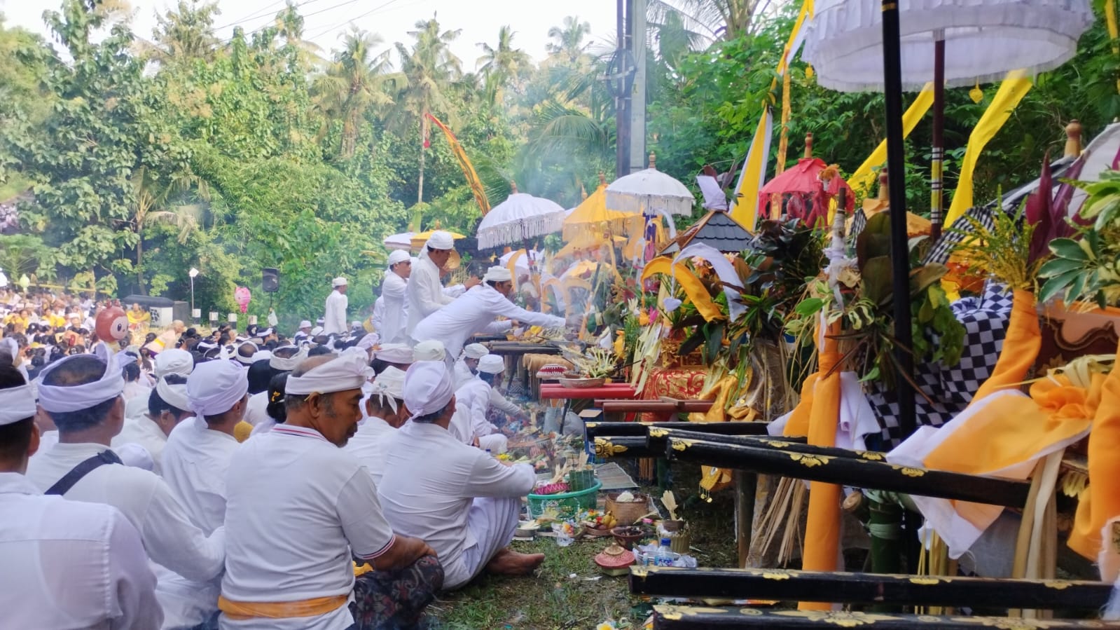 Krama Desa Adat Nagasepaha, Kecamatan Buleleng, Kabupaten Buleleng menggelar melasti di bawah penyawangan Pura Segara