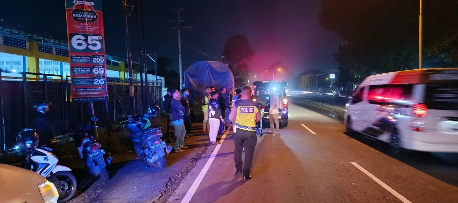 Polisi melakukan olah TKP lokasi kecelakaan di depan JNE Solo, Desa Pabelan, Kecamatan Kartasura, pada Kamis (27/3) dini hari pukul 04.30 WIB. (IWAN KAWUL/RADAR SOLO)
