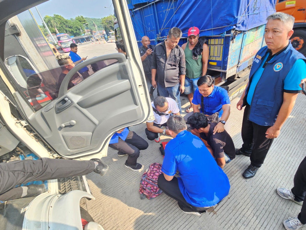 GELEDAH: Tim gabungan melakukan penggeledahan terhadap Iswanto, salah satu sopir truk di Pelabuhan Padangbai.