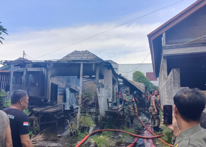 Sebuah warung makan yang berlokasi di Jalan Subali II, Banjar Siku, Kelurahan Semarapura Klod Kangin, Klungkung, mengalami kebakaran pada Jumat (29/3/2025) sekitar pukul 10.05 Wita.