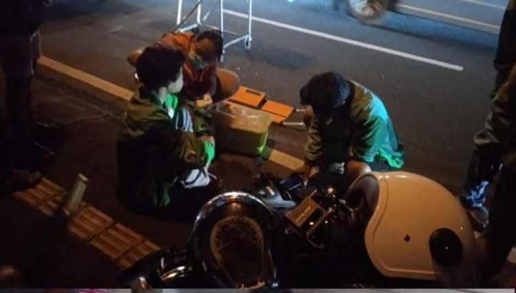 BPBD Kota Denpasar mengevakuasi pria yang alami kecelakaan di Jalan Pulau Kawe