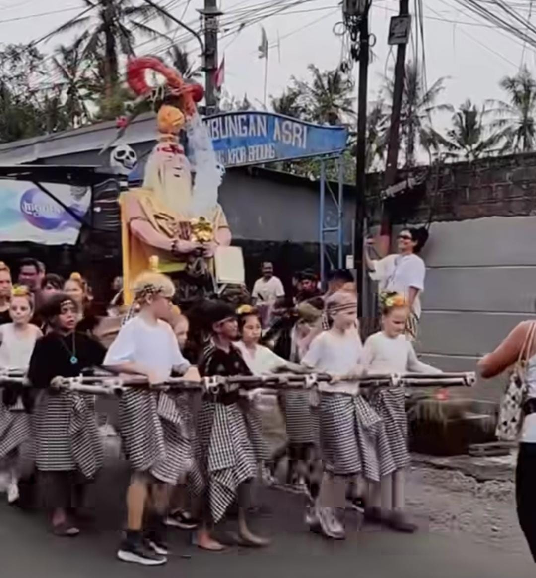 Sejumlah siswa Internasional Green School Bali mengarak ogoh-ogoh hasil karyanya
