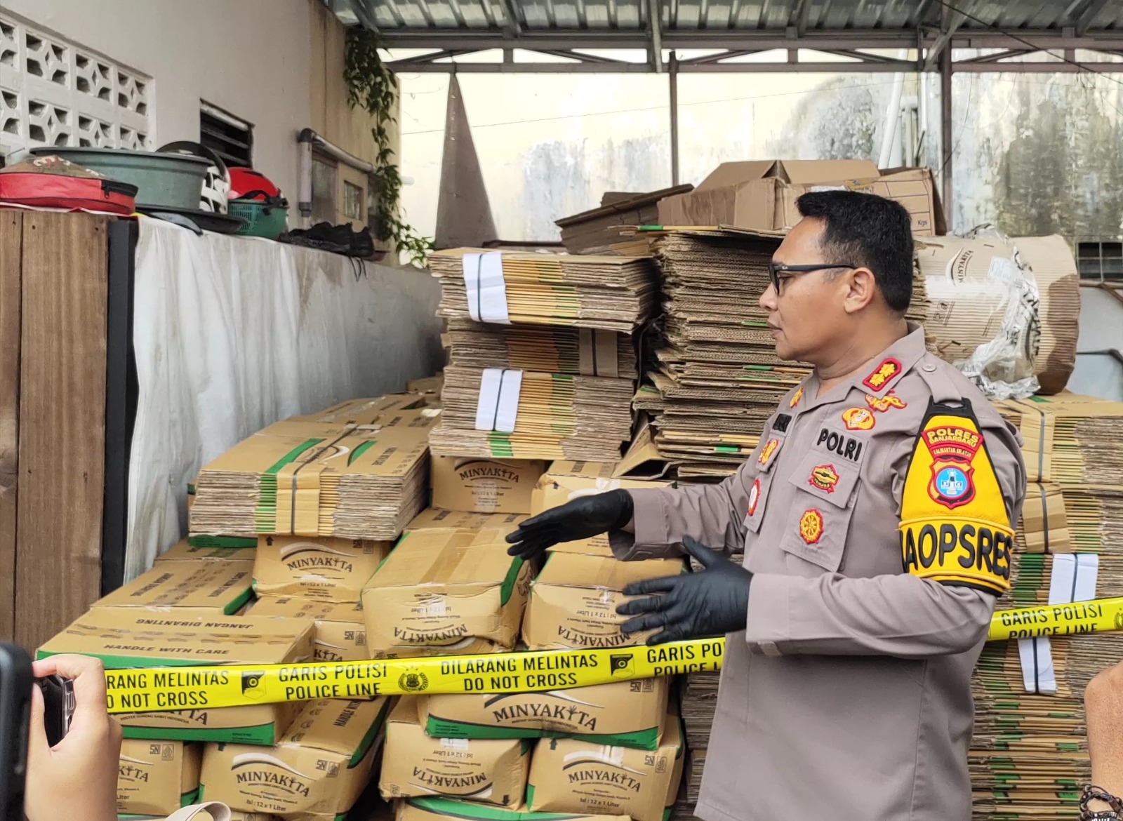 &nbsp;Kapolres Banjarbaru AKBP Pius X Febry Aceng Loda memperlihatkan ratusan dus minyak goreng oplosan merek MINYAKITA dalam kemasan pillow pack yang diamankan sebagai barang bukti.