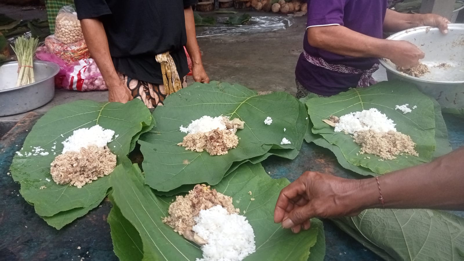Lawar yang dibungkus Daun Jati