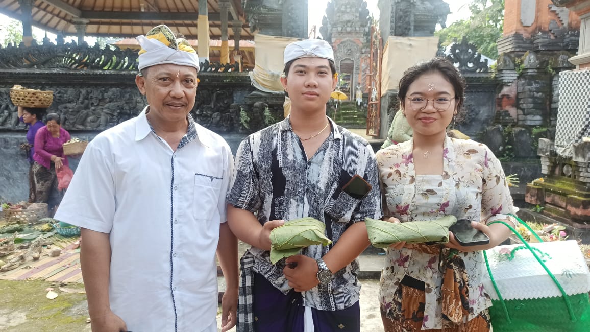 Krama Desa Adat Bengkala saat menunjukkan kawisan lawar yang dibungkus daun jati