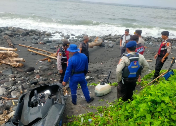 TERDAMPAR : Dua unit jetski dalam kondisi hancur ditemukan di Pantai Watu Klotok.