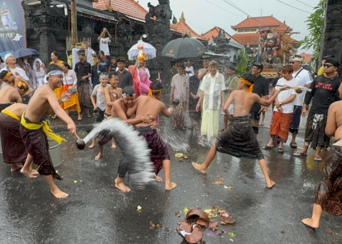 TRADISI: Pelaksanaan tradisi siat yeh di Banjar Teba, Desa Adat Jimbaran, Kuta Selatan, Minggu (30/3).