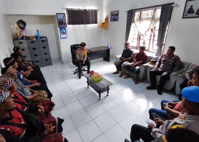 Pertemuan antara Kapolres Jembrana AKBP Endang Tri Purwanto dengan pihak Desa Adat Gilimanuk yang berlangsung di Kantor Lurah Gilimanuk, Minggu (30/3/2025).