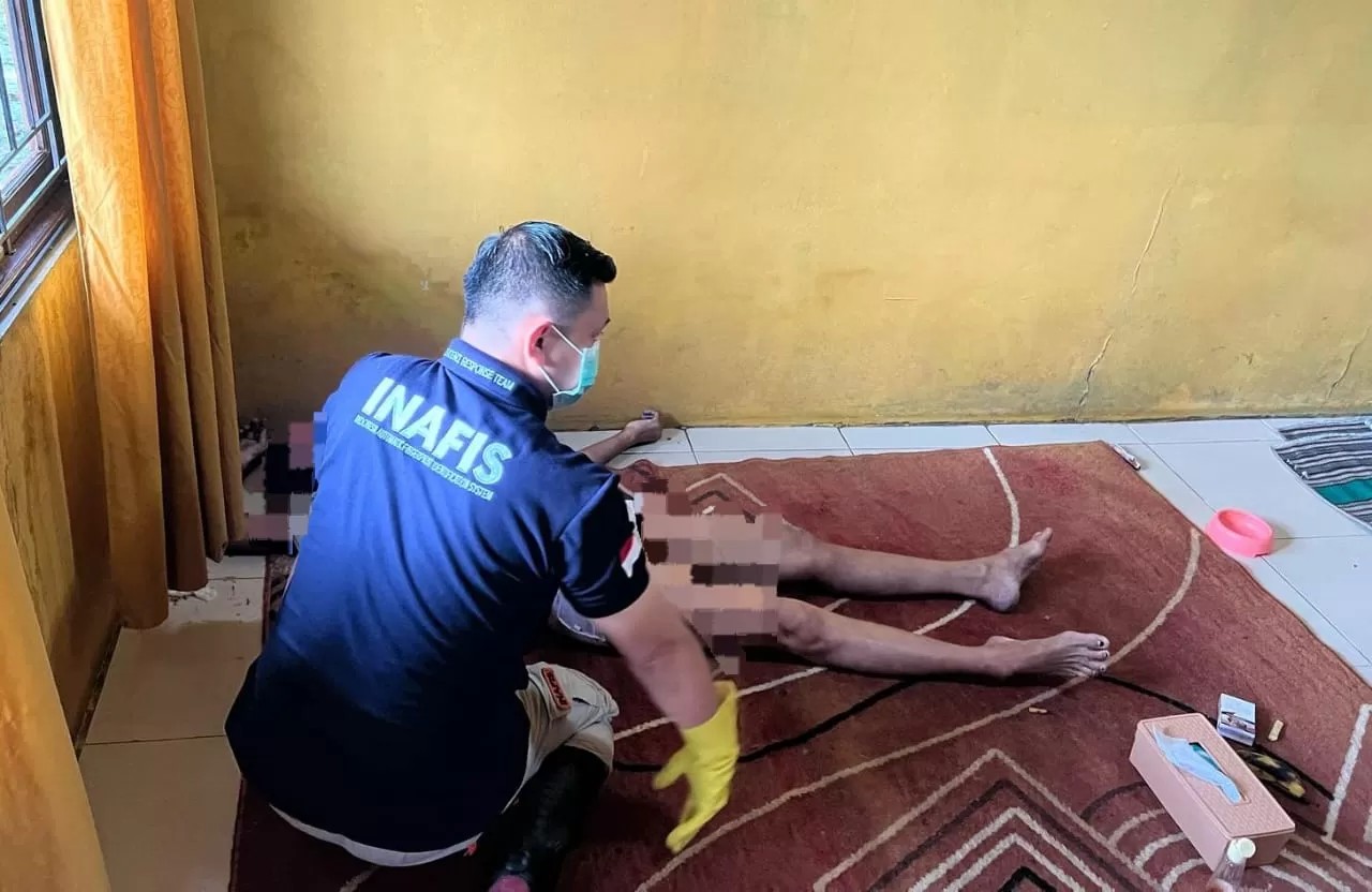 Petugas Inafis melakukan olah TKP di rumah korban yang ditemukan meninggal dunia di Komplek Lambung Mangkurat Regency, Kelurahan Palam, Kecamatan Cempaka, Banjarbaru, pada Sabtu (29/3/2025).