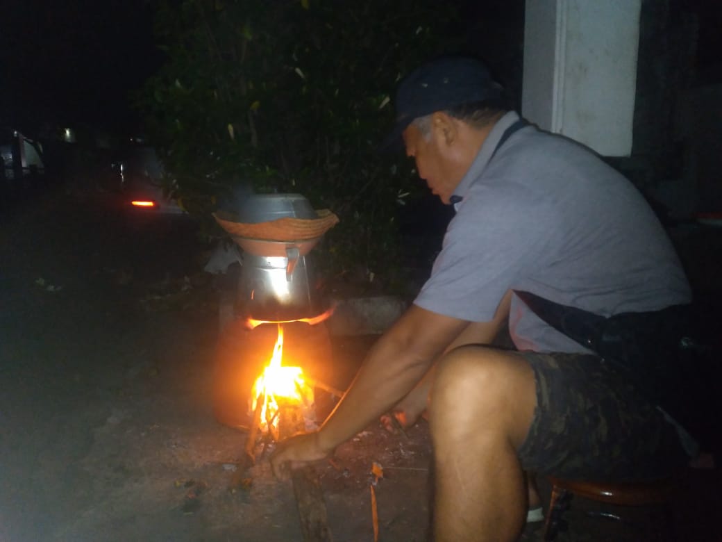 Warga di Desa Banjar, Kecamatan Banjar saat melaksanakan Nyakan Diwang saat Ngembak Geni pada Minggu (30/3) usai merayakan Hari Raya Nyepi