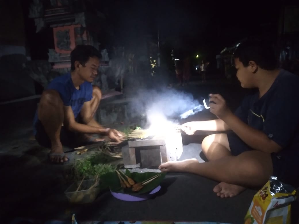 Warga di Desa Banjar Kecamatan Banjar saat Nyakan Diwang pada Hari Ngembak Geni, Minggu (30/3) dini hari usai Hari Raya Nyepi dilaksanakan
