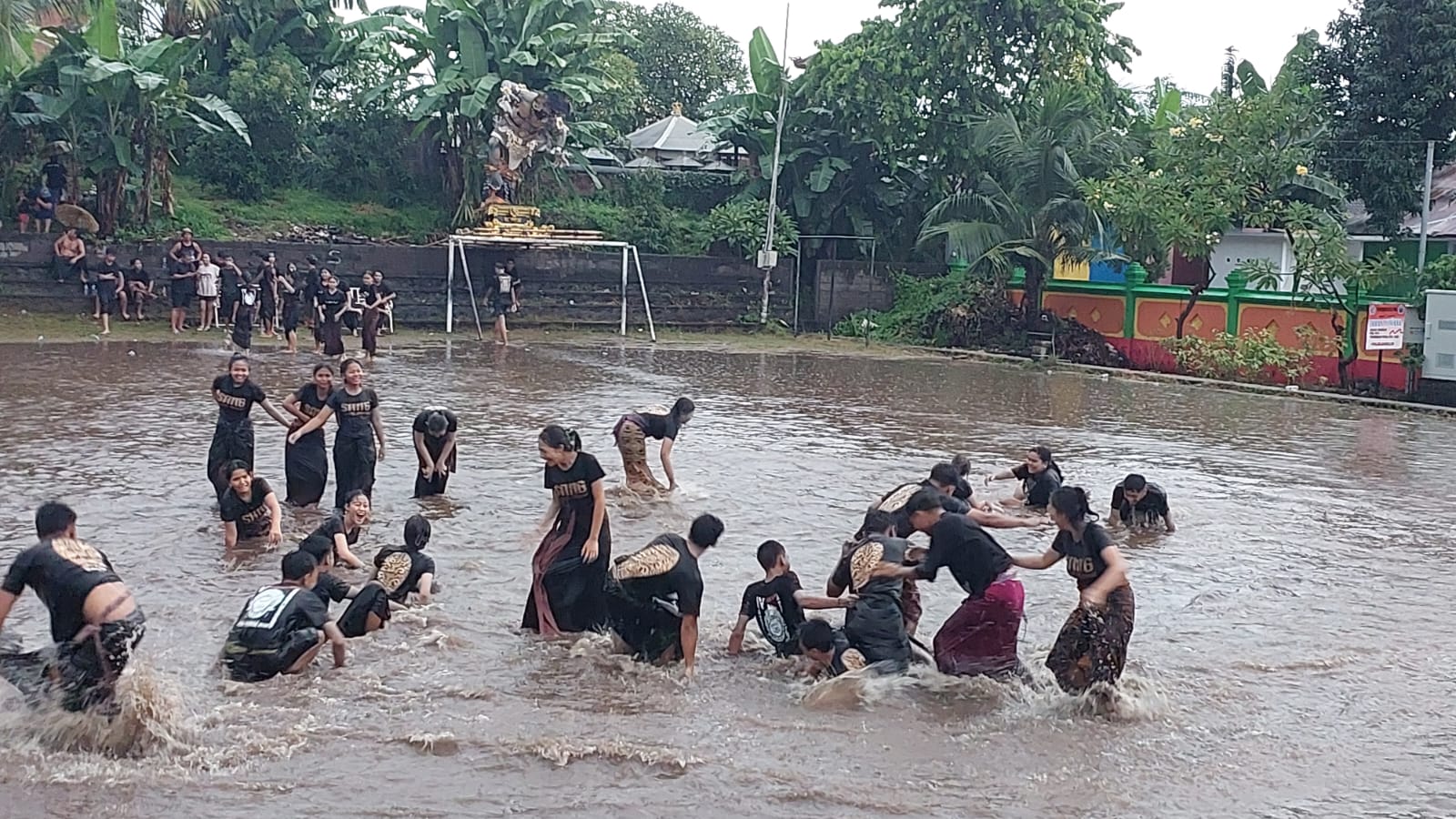 Truna truni saat megoak-goakan di lapangan Panji serangkaian Nyepi