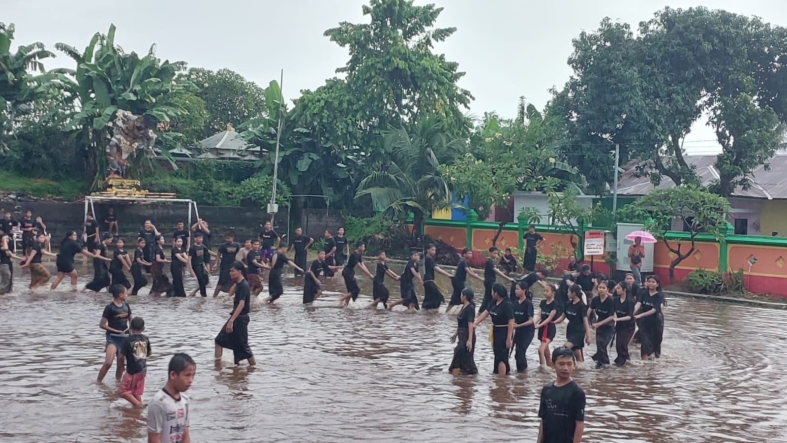 Truna-Truni di Desa Panji, Kecamatan Sukasada, Buleleng saat menggelar tradisi Megoak-Goakan pada Minggu (30/3) serangkaian Nyepi