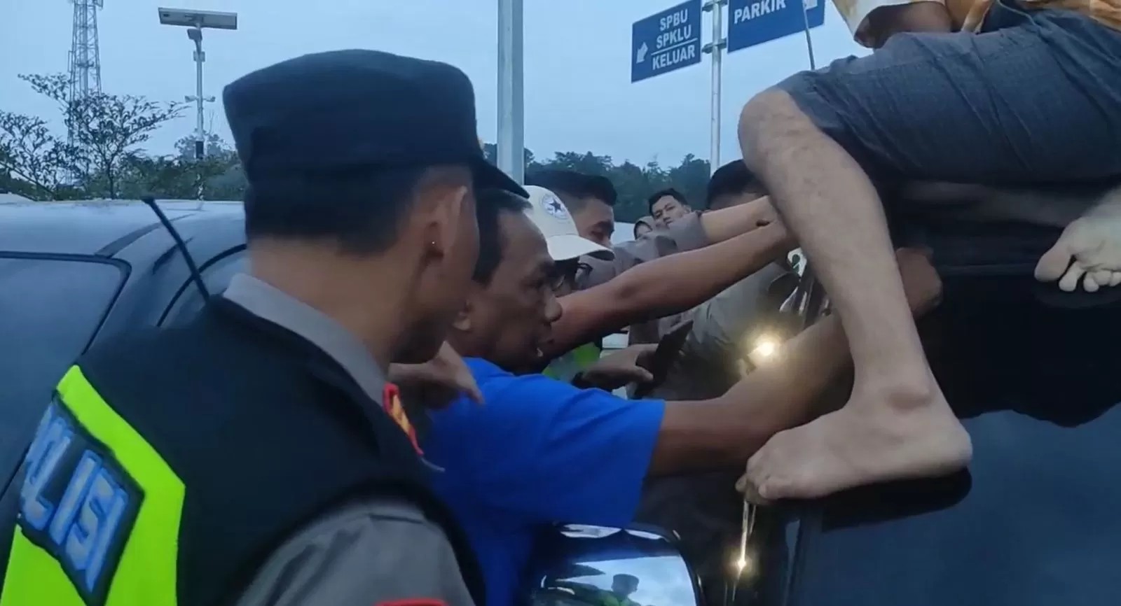 Evakuasi balita pemudik yang terkunci di dalam mobil di Rest Area 439 lajur A Tuntang.