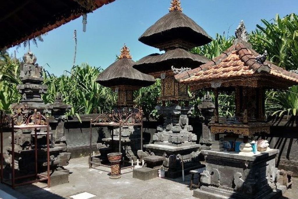 Tempat suci Hindu Bali, Pura Batan Buni di Banjar Tiying Tutul, Tumbak Bayuh, Kecamatan Mengwi, Kabupaten Badung.