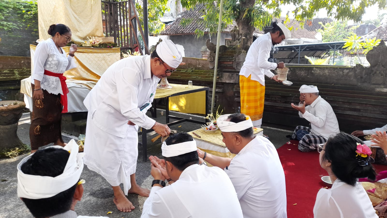 YADNYA : Umat Hindu tengah melaksanakan yadnya.