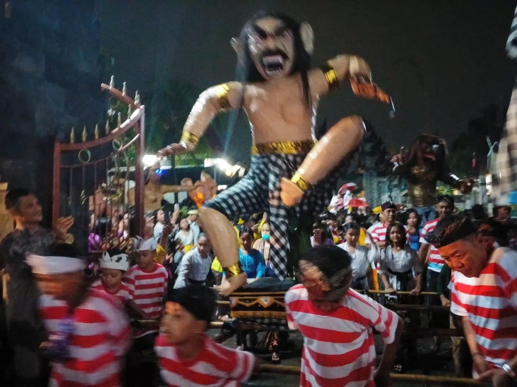 OGOH - OGOH : Ritual Umat Hindu merayakan Tawur Agung Kesanga untuk menyambut Hari Raya Nyepi 1947 Saka di Pura Kerta Bumi, Desa Pengalangan Menganti, Gresik. (Yudhi Radar Gresik)