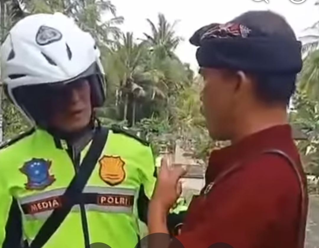 Tangkapan layar oknum polisi diamankan pecalang karena melanggar Nyepi. (Bali Express/Istimewa)