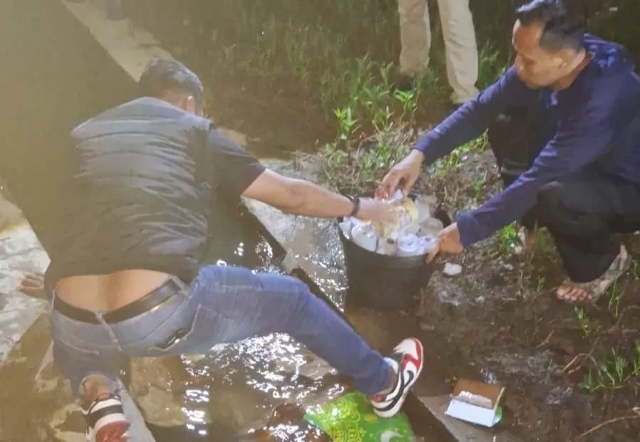 Tim Inafis Polrestabes Semarang menemukan gulungan kertas sebagai bahan pembuatan petasan atau mercon tak jauh dari TKP, Minggu (30/3/2025). (ISTIMEWA)