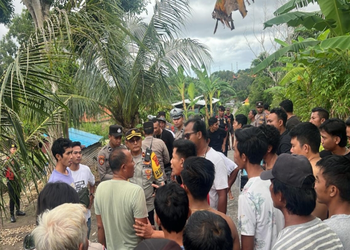 TEGANG : Proses evakuasi warga kasepekang di Banjar Sental Kangin, Nusa Penida.