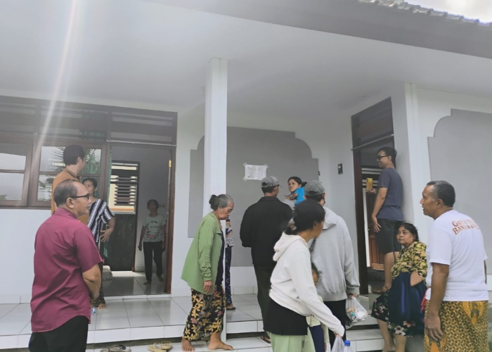 EVAKUASI : Puluhan warga Banjar Sental Kangin dievakuasi ke SKB Banjarangkan, Senin (31/3/2025).