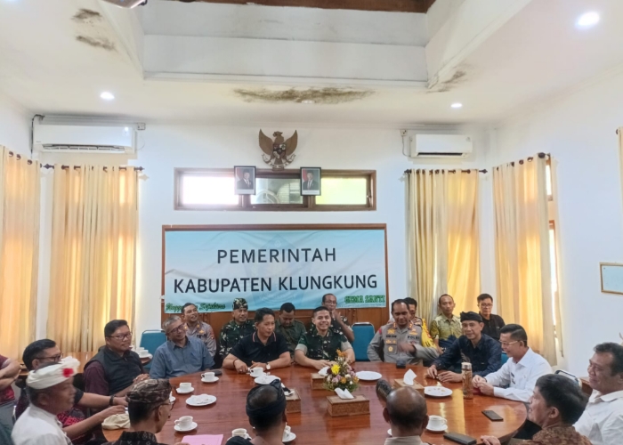 JALAN KELUAR : Rakortas yang digelar untuk membahas persoalan warga Banjar Sental Kangin yang Kasepekang, Senin (31/3/2025).