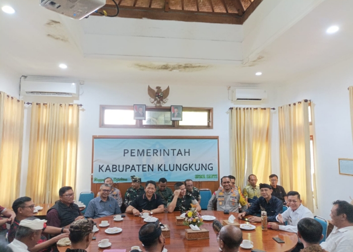 JALAN KELUAR : Rakortas yang digelar untuk membahas persoalan warga Banjar Sental Kangin yang Kasepekang, Senin (31/3/2025).