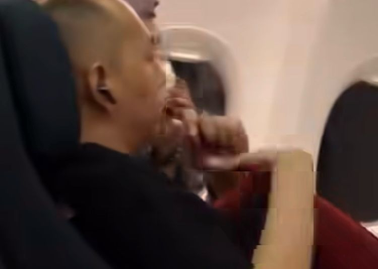 Penumpang Garuda Indonesia Nekat Ngevape di Kelas Bisnis