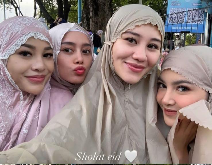 Mahalini menggelar Sholat Id bersama teman-teman artisnya